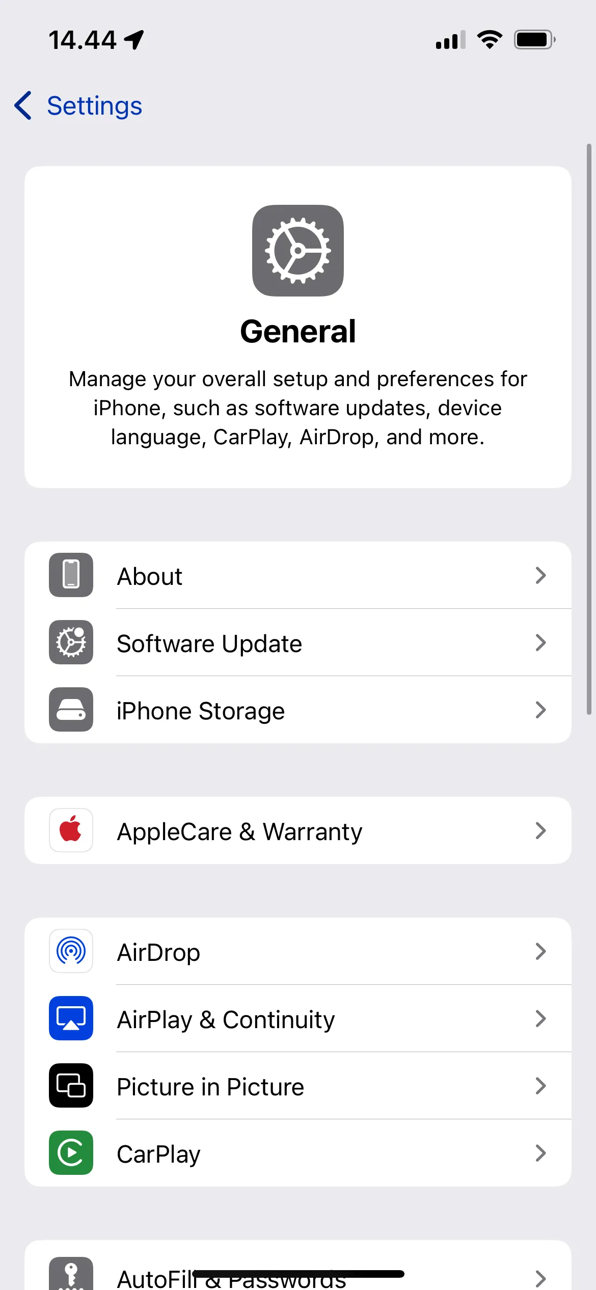 Màn hình cài đặt trên iPhone hiển thị tùy chọn Cài đặt chung để kiểm tra thông tin thiết bị
