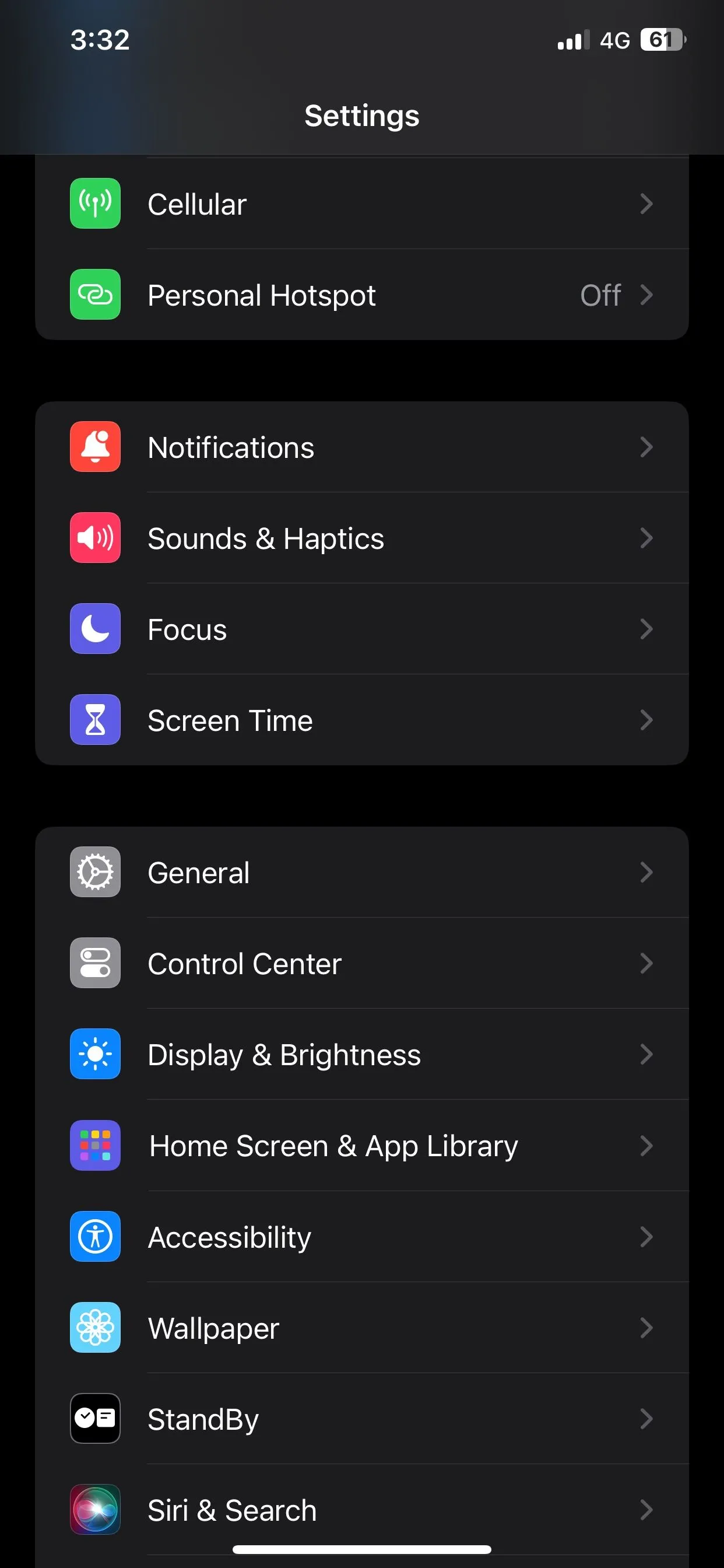 Màn hình cài đặt trợ năng của iPhone chạy iOS 17, hiển thị các tùy chọn về Siri và khả năng tiếp cận.