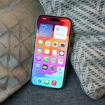 Màn hình chính của iPhone 15 hiển thị giao diện iOS 26 với các ứng dụng được sắp xếp gọn gàng, thể hiện khả năng tương thích của dòng máy.