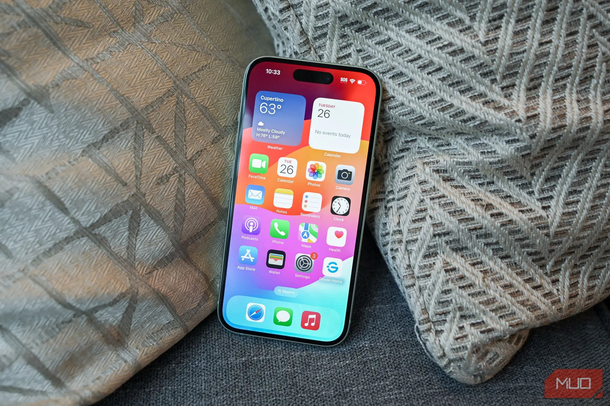 Màn hình chính của iPhone 15 hiển thị giao diện iOS 26 với các ứng dụng được sắp xếp gọn gàng, thể hiện khả năng tương thích của dòng máy.