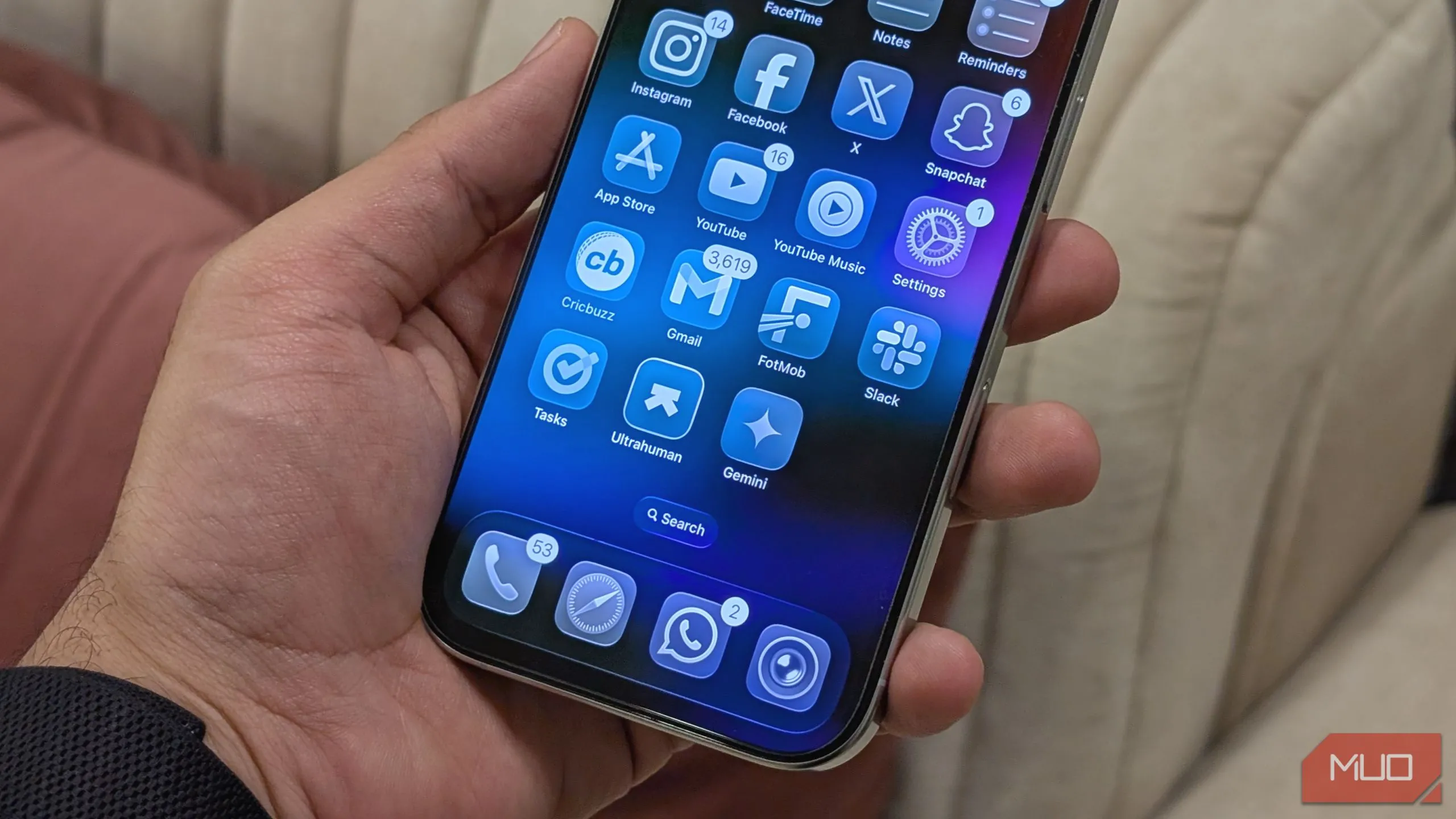 Màn hình chính của iPhone hiển thị thiết kế Liquid Glass mới trên iOS 26, tạo hiệu ứng thị giác mềm mại và hiện đại.