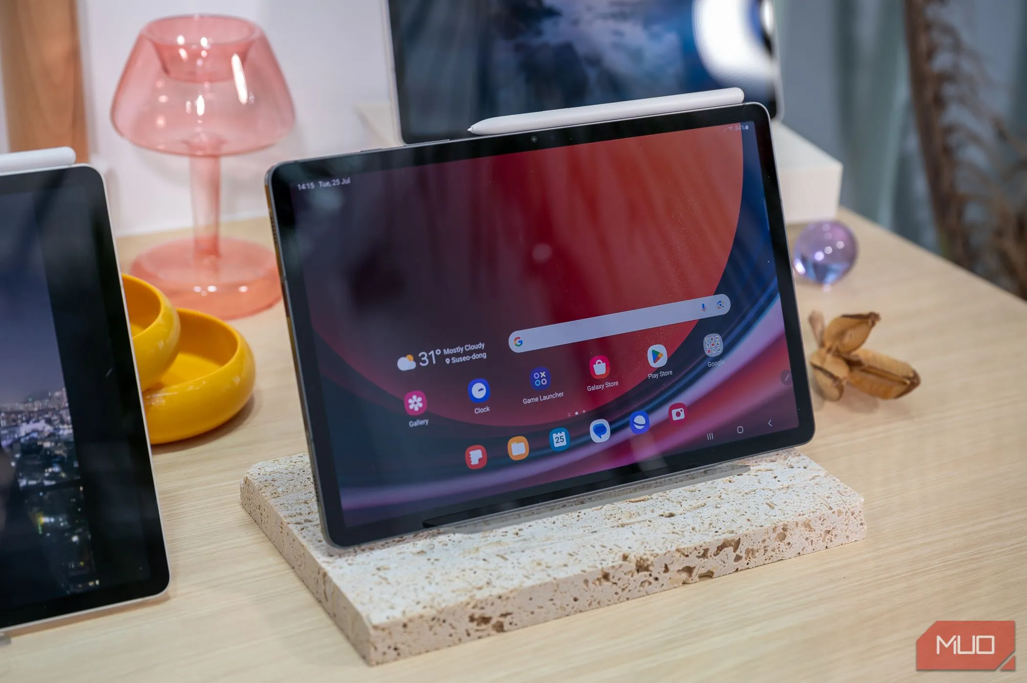 Màn hình chính của máy tính bảng Samsung Galaxy Tab S9 hiển thị giao diện người dùng