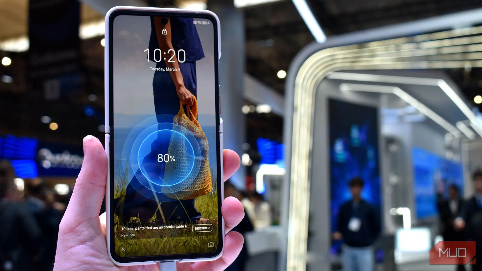 Màn hình chính của Nubia Flip 2 5G khi mở ra hoàn toàn tại MWC 2025.