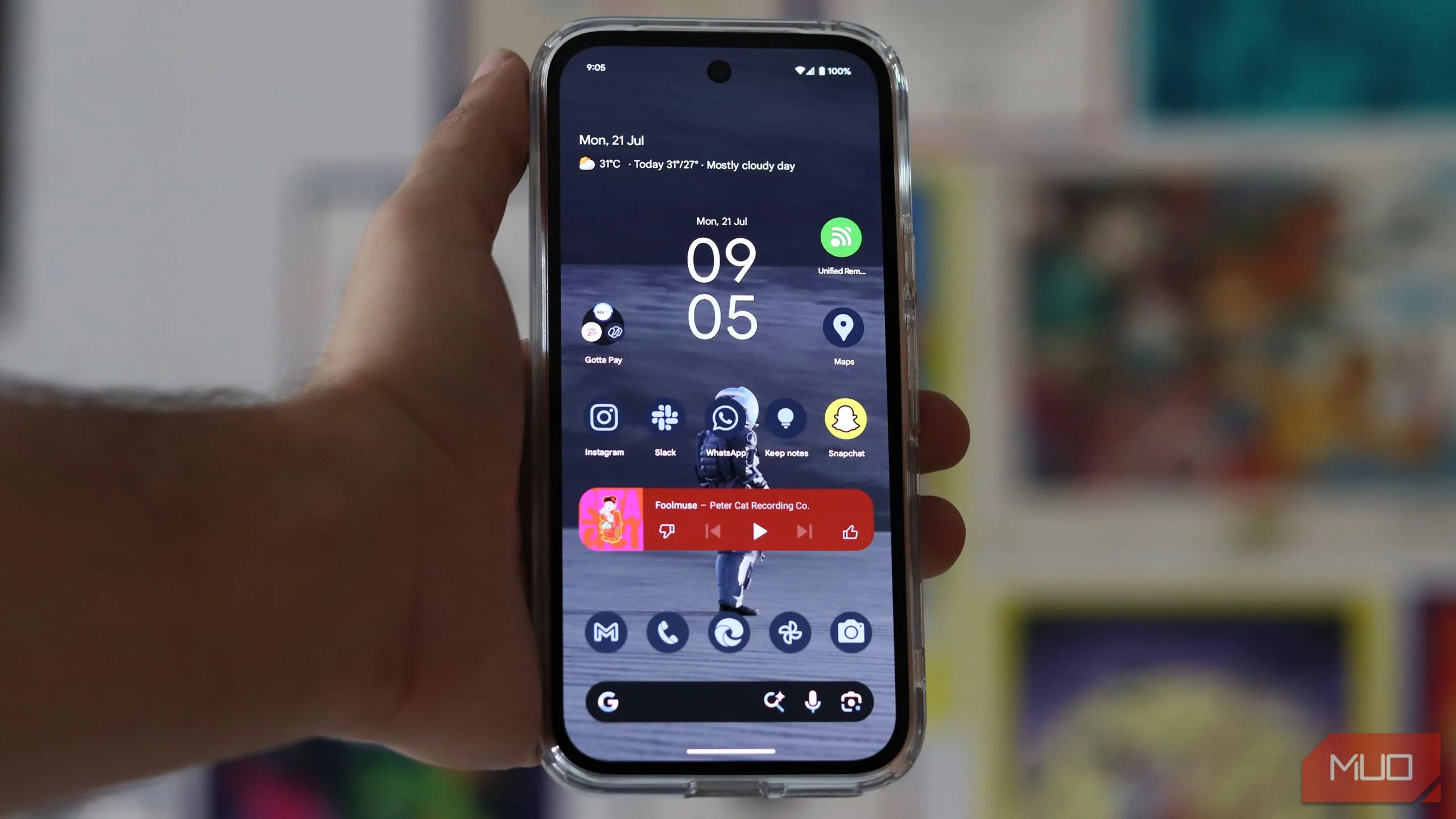 Màn hình chính của Pixel 9a với Pixel Launcher, hiển thị giao diện tối giản và widget At a Glance