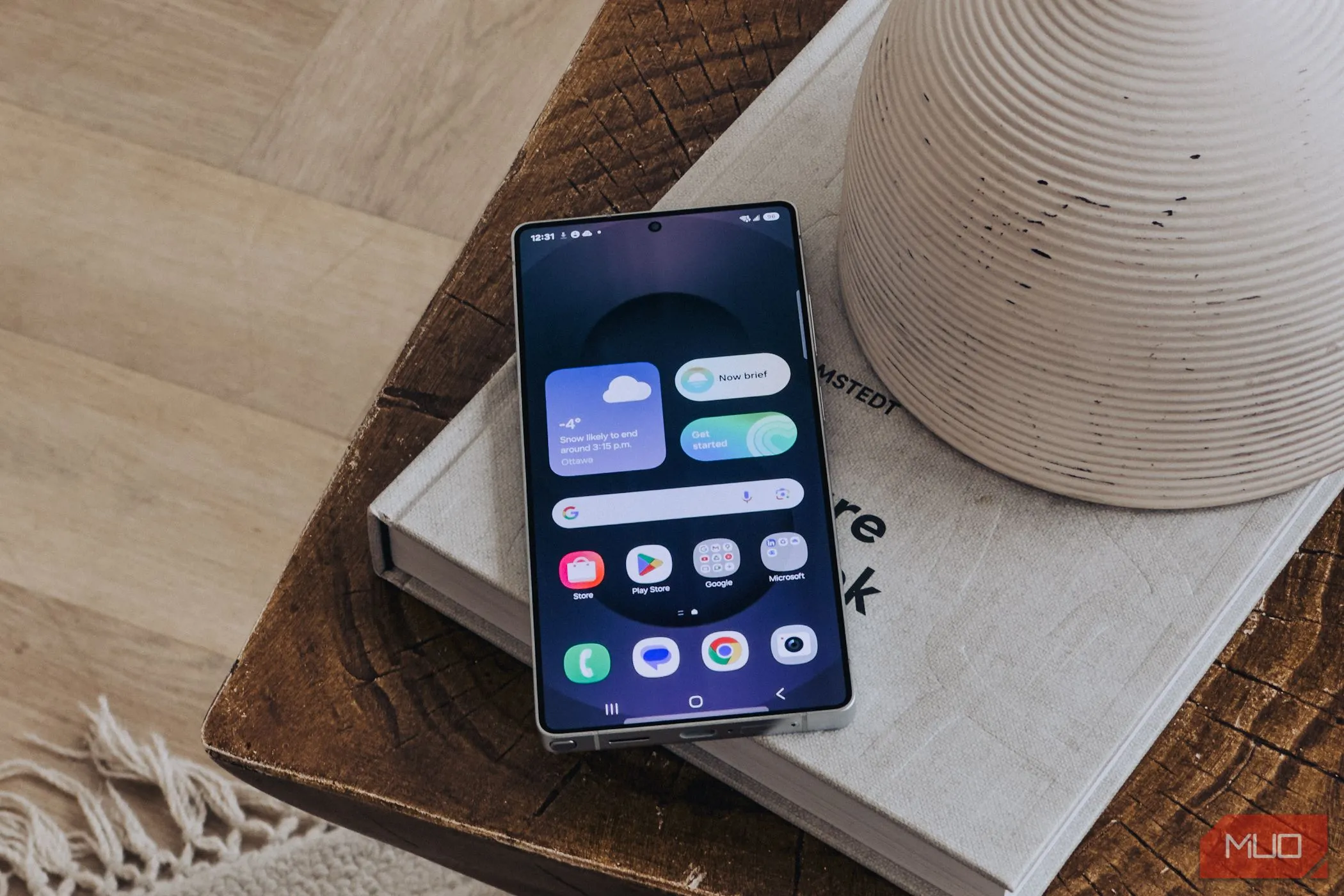 Màn hình chính của Samsung Galaxy S25 hiển thị tính năng Daily Brief, minh họa giao diện và trải nghiệm người dùng Galaxy AI.