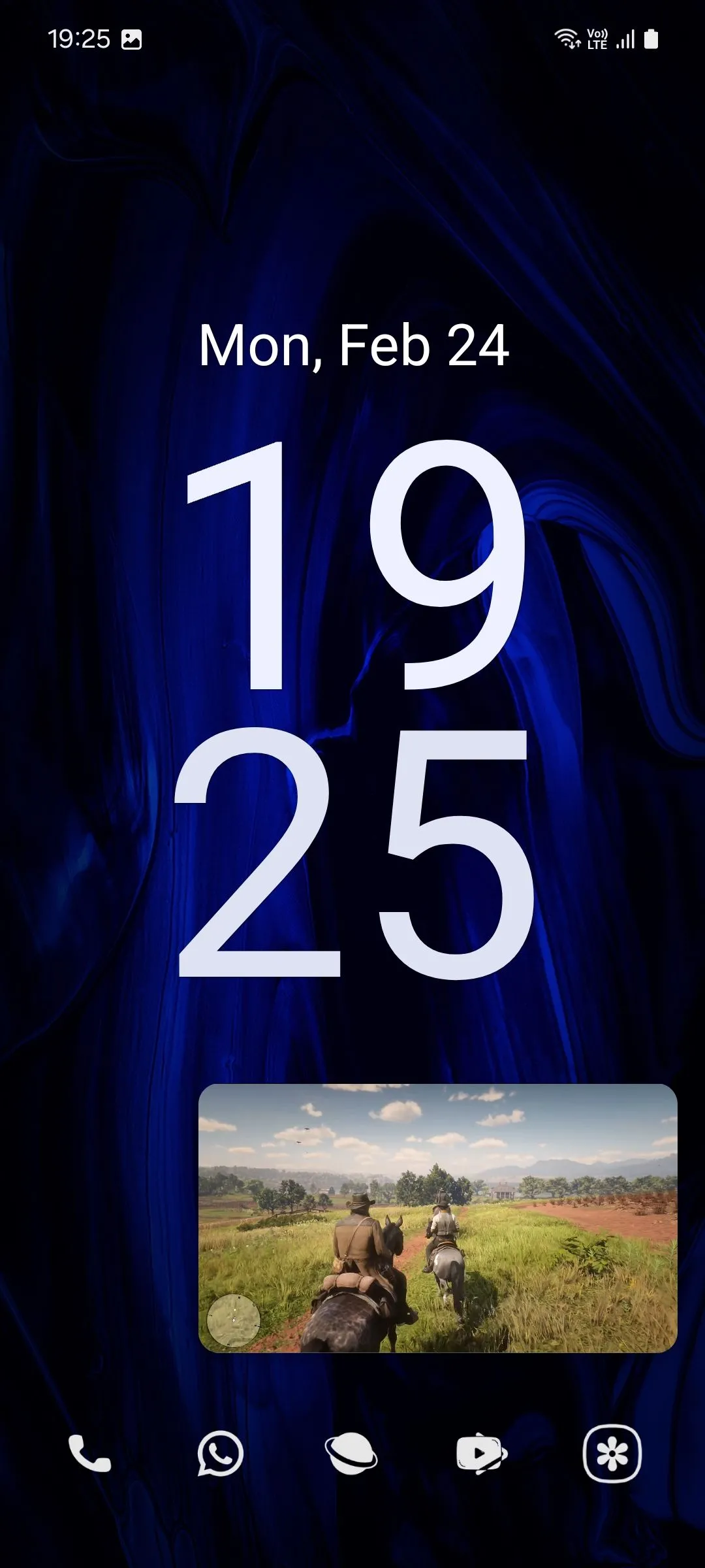 Màn hình chính điện thoại Android hiển thị video YouTube đang phát ở chế độ hình trong hình (PiP)