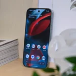 Màn hình chính điện thoại Google Pixel 9 Pro hiển thị yêu cầu nhập mã PIN để mở khóa, minh họa tính năng bảo mật Android