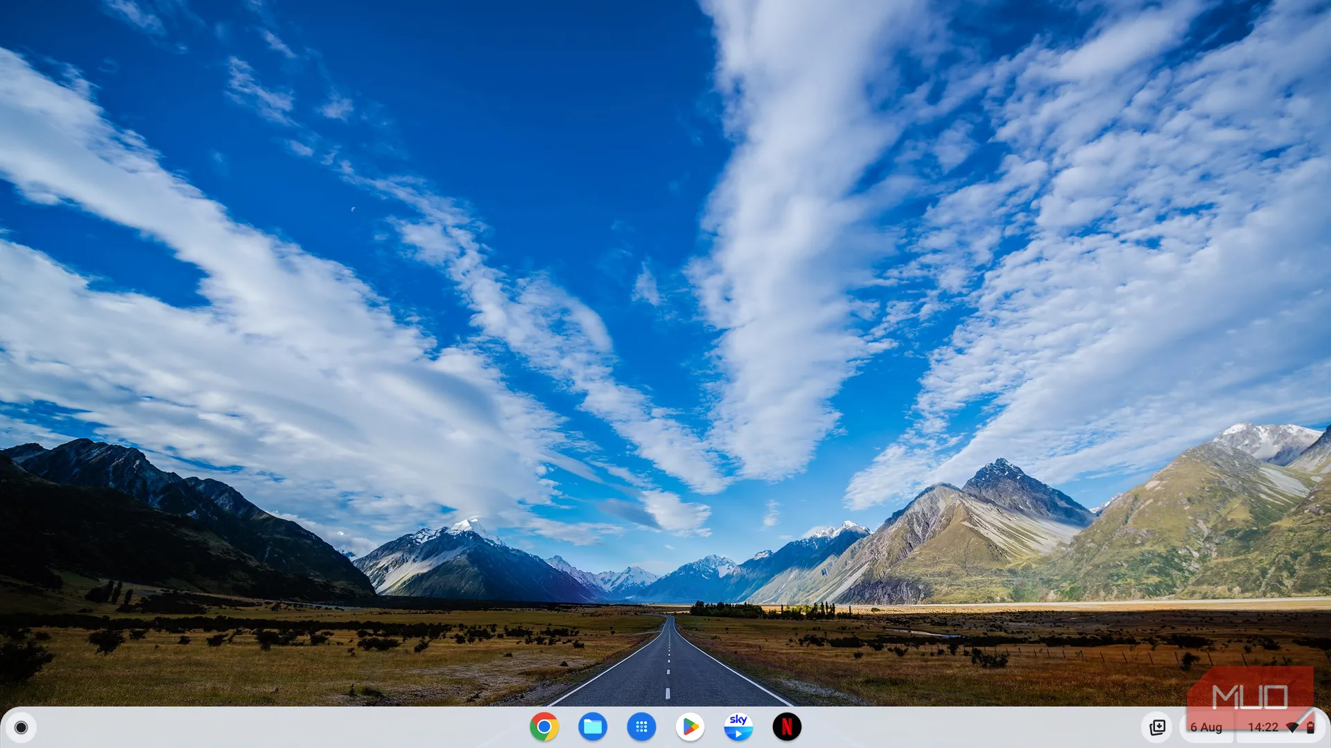 Màn hình chính đơn giản của ChromeOS với hình nền phong cảnh và thanh công cụ ứng dụng ở dưới cùng, minh họa giao diện thân thiện của Chromebook