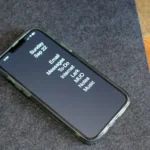 Màn hình chính iPhone tối giản với các ứng dụng cơ bản, giúp giảm sự phân tâm từ công nghệ