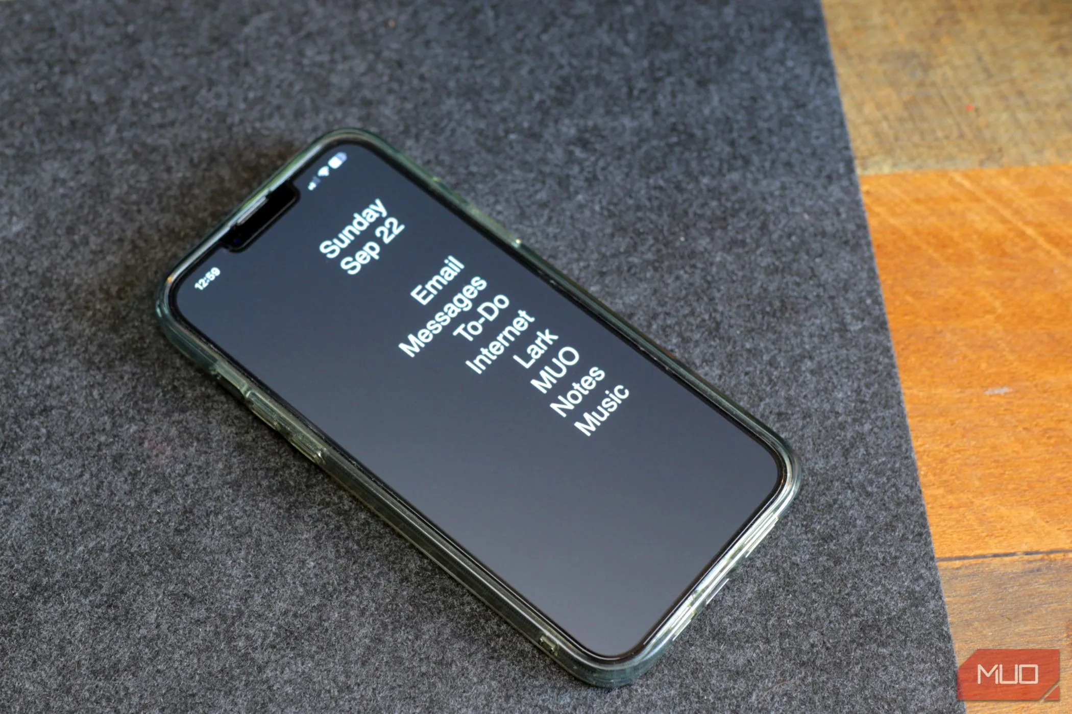 Màn hình chính iPhone tối giản với các ứng dụng cơ bản, giúp giảm sự phân tâm từ công nghệ