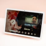 Màn hình chính Pixel Tablet hiển thị các tùy chỉnh giao diện và ứng dụng, minh họa tính mở của máy tính bảng Android.