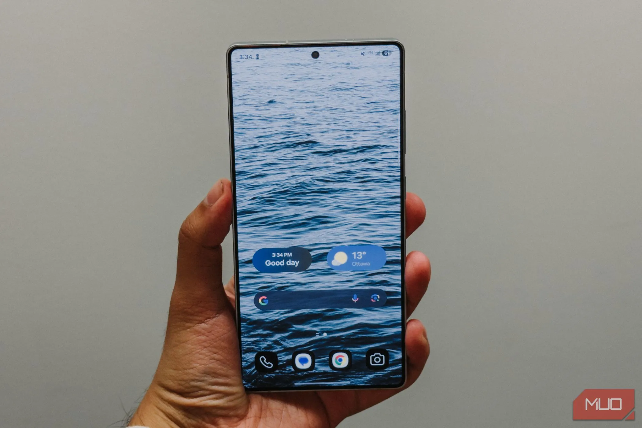 Màn hình chính Samsung Galaxy S25 Ultra trên tay người dùng