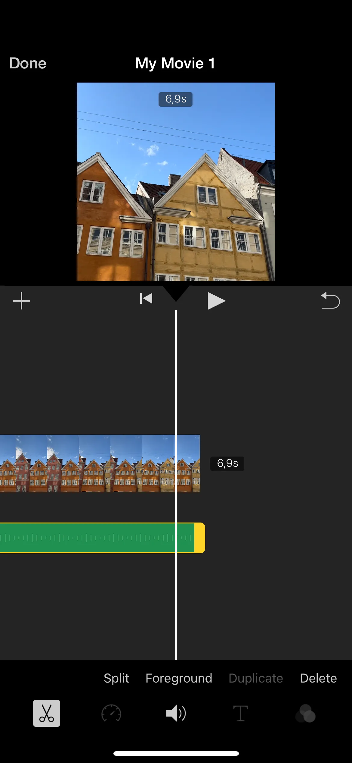 Màn hình chỉnh sửa video chuyên nghiệp với các tùy chọn cắt ghép và âm nhạc trong ứng dụng iMovie trên iPhone