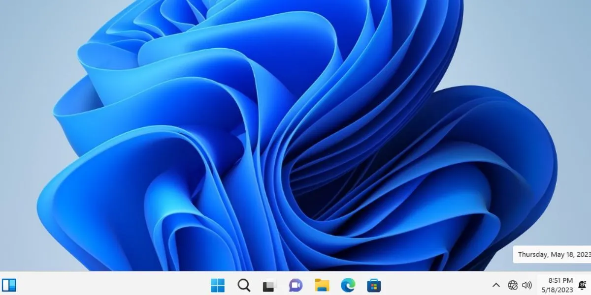 Màn hình desktop của Windows 11 đang hoạt động trên một hệ thống không đáp ứng yêu cầu phần cứng tối thiểu.