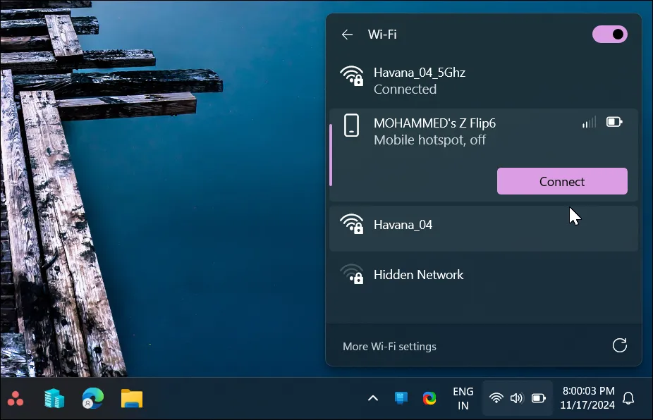 Màn hình desktop Windows 11 hiển thị bảng Cài đặt Nhanh với tùy chọn kết nối Instant Hotspot