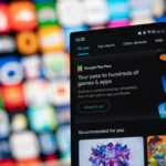 Màn hình điện thoại thông minh hiển thị ưu đãi của Google Play Pass.