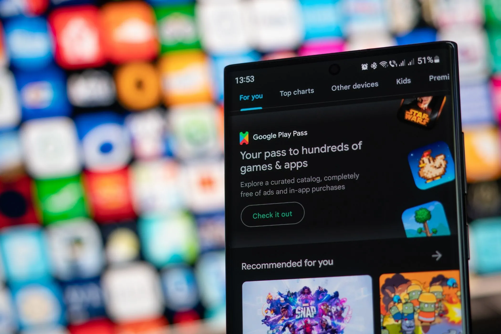 Màn hình điện thoại thông minh hiển thị ưu đãi của Google Play Pass.