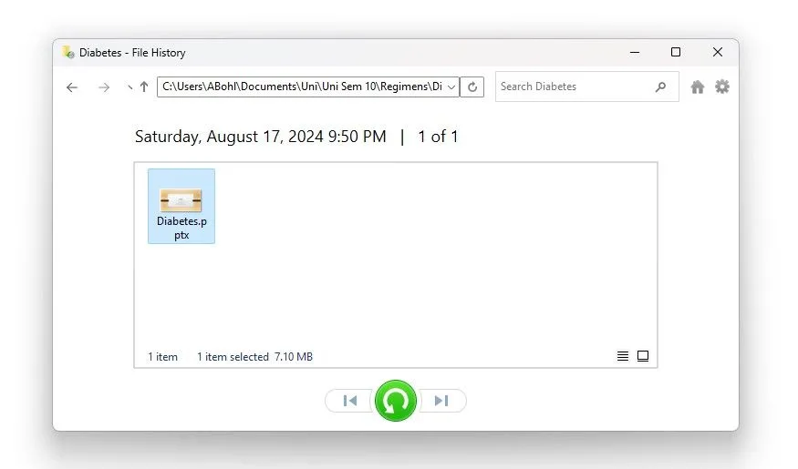Màn hình File History (Lịch Sử Tệp) đang hiển thị các phiên bản trước của tệp PowerPoint để người dùng có thể khôi phục.