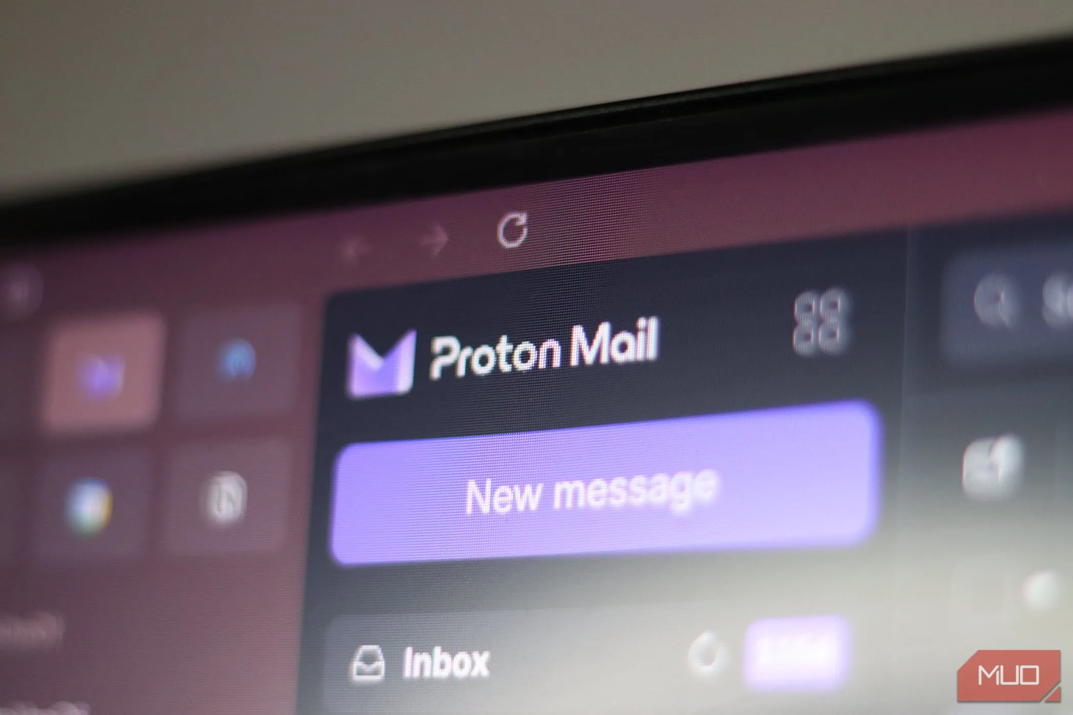 Màn hình hiển thị logo Proton Mail, biểu tượng cho dịch vụ email bảo mật