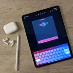 Màn hình iPad hiển thị Genmoji, bên cạnh là AirPods và Apple Pencil - minh họa cho phụ kiện Apple được giảm giá khi tham gia chương trình tái chế.