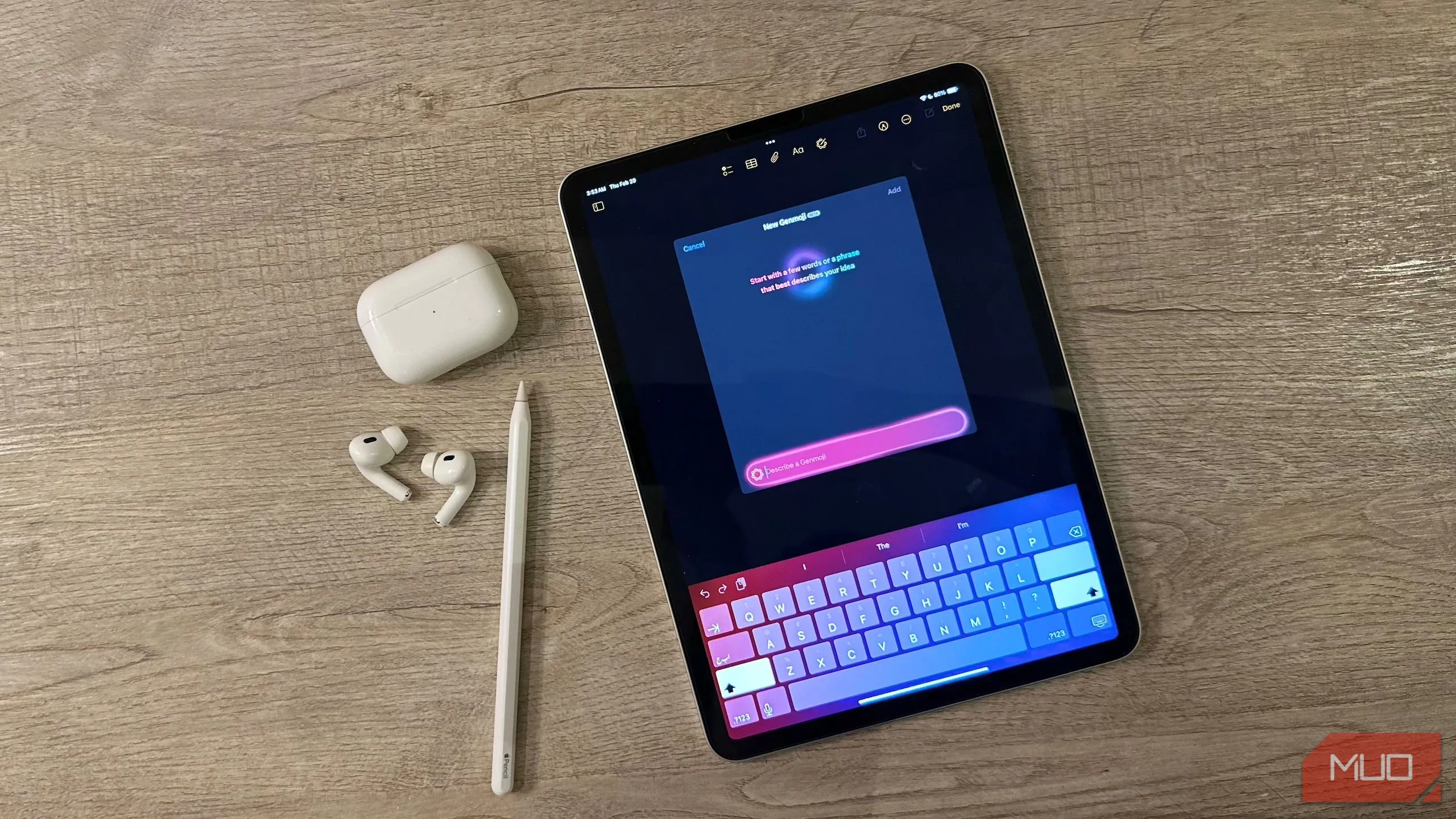 Màn hình iPad hiển thị Genmoji, bên cạnh là AirPods và Apple Pencil - minh họa cho phụ kiện Apple được giảm giá khi tham gia chương trình tái chế.
