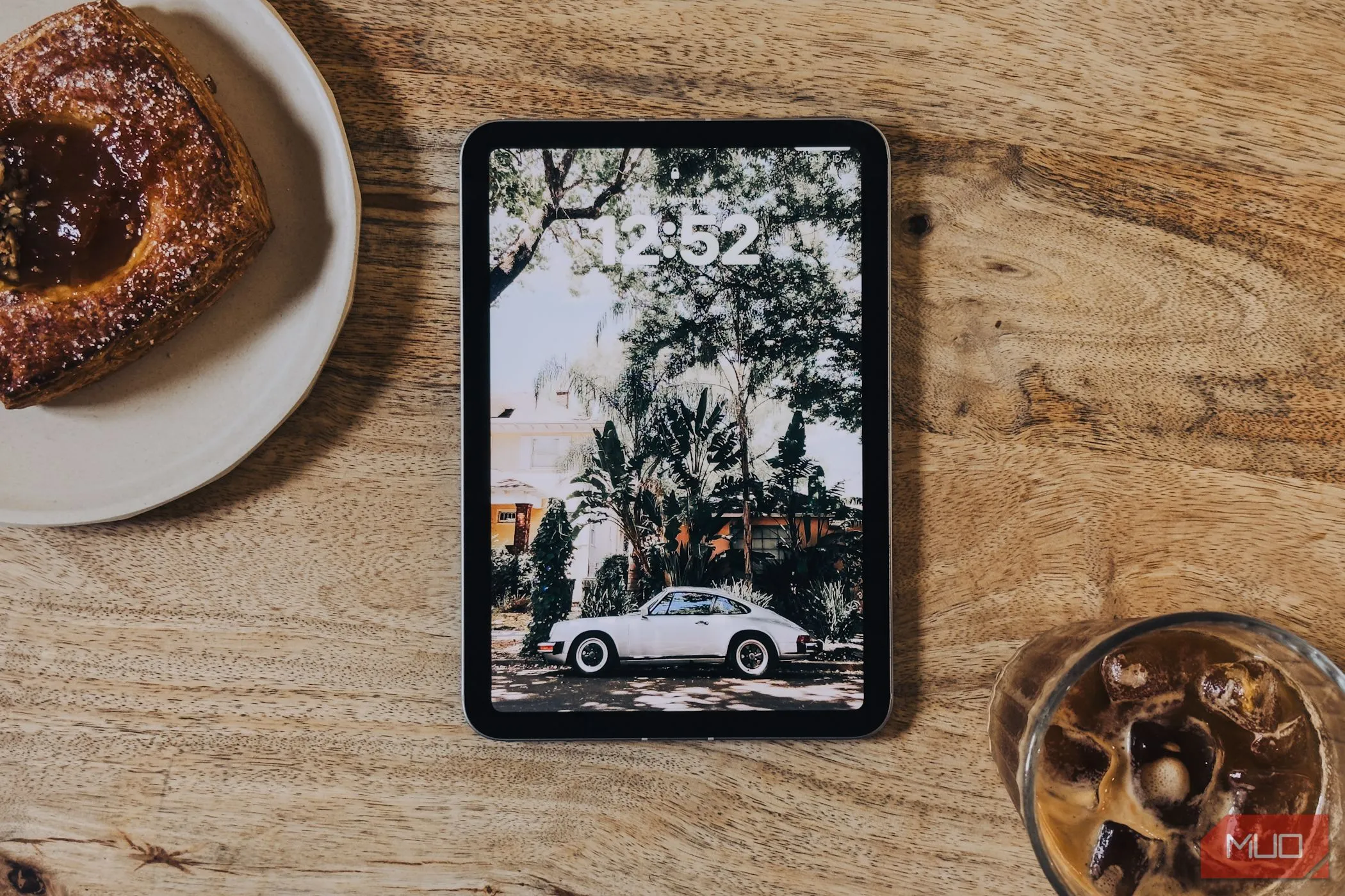 Màn hình iPad Mini (A17 Pro) trên bàn cà phê nhìn thẳng