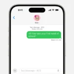 Màn hình iPhone 15 hiển thị giao diện tin nhắn RCS với tính năng mã hóa