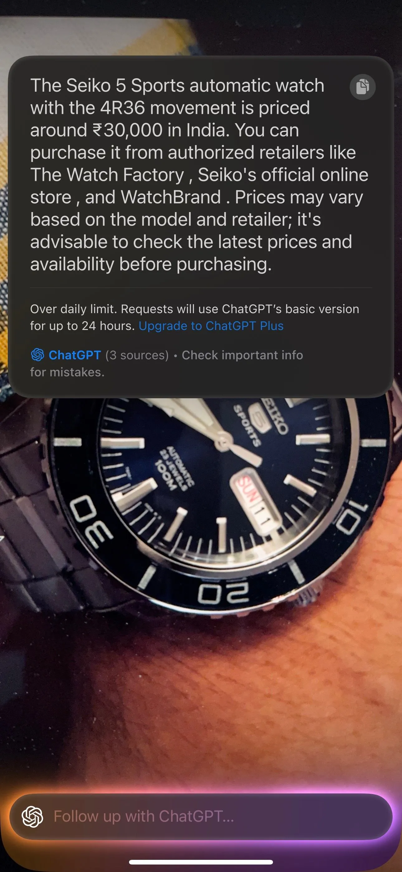 Màn hình iPhone 15 Pro hiển thị tính năng Visual Intelligence giúp nhận diện cổng kết nối và cáp sạc.