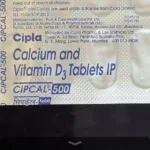 Màn hình iPhone hiển thị chức năng đọc văn bản trên ứng dụng Kính lúp để xem nhãn chai thuốc