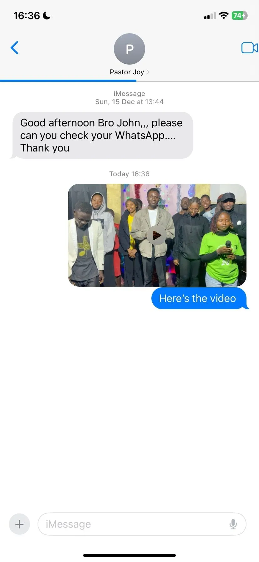 Màn hình iPhone với cuộc trò chuyện iMessage đang gửi video