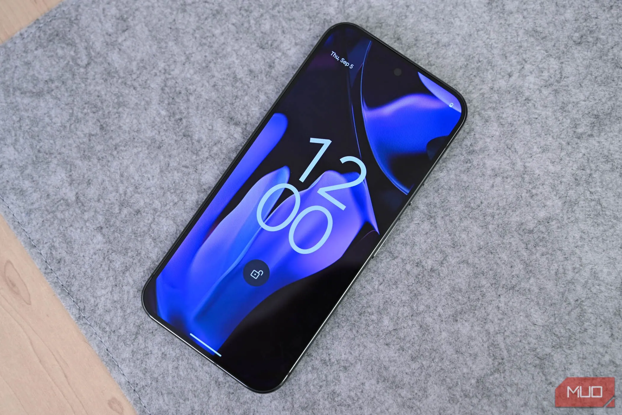 Màn hình khóa điện thoại Google Pixel 9 Pro XL hiển thị tính năng bảo mật mới