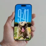 Màn hình khóa iOS 26 với widget đồng hồ lớn và tùy biến nâng cao
