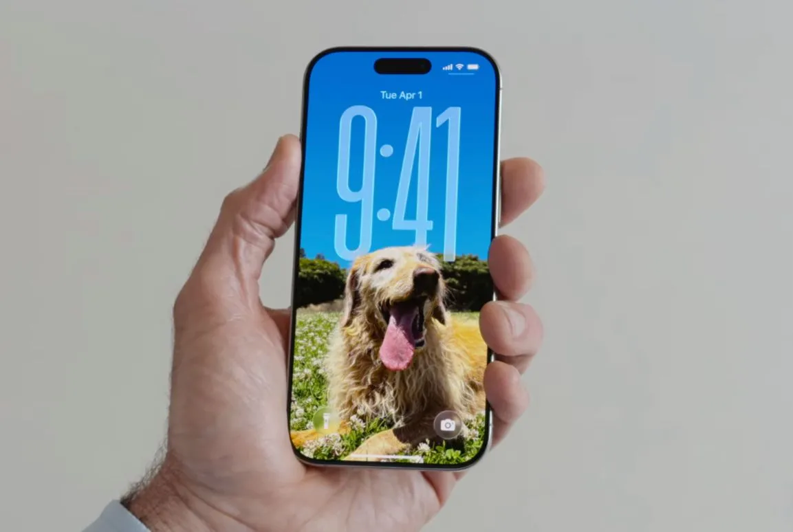 Màn hình khóa iOS 26 với widget đồng hồ lớn và tùy biến nâng cao