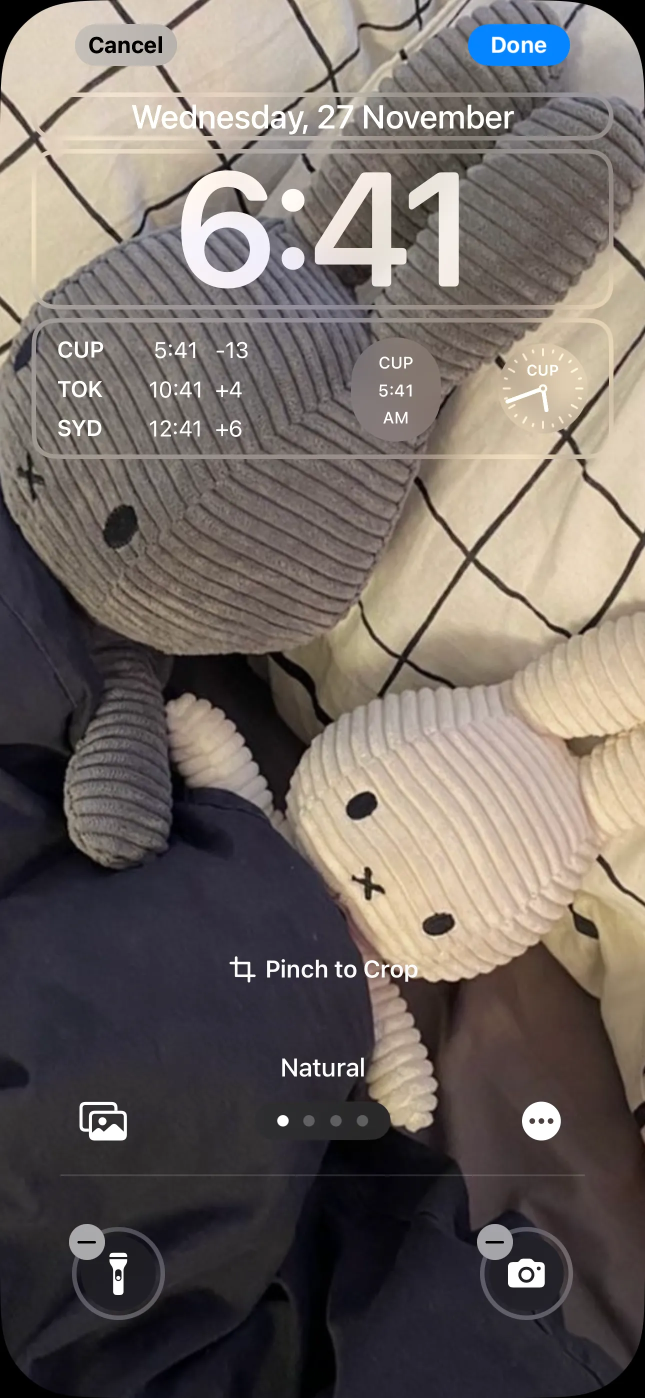 Màn hình khóa iPhone với các widget đồng hồ