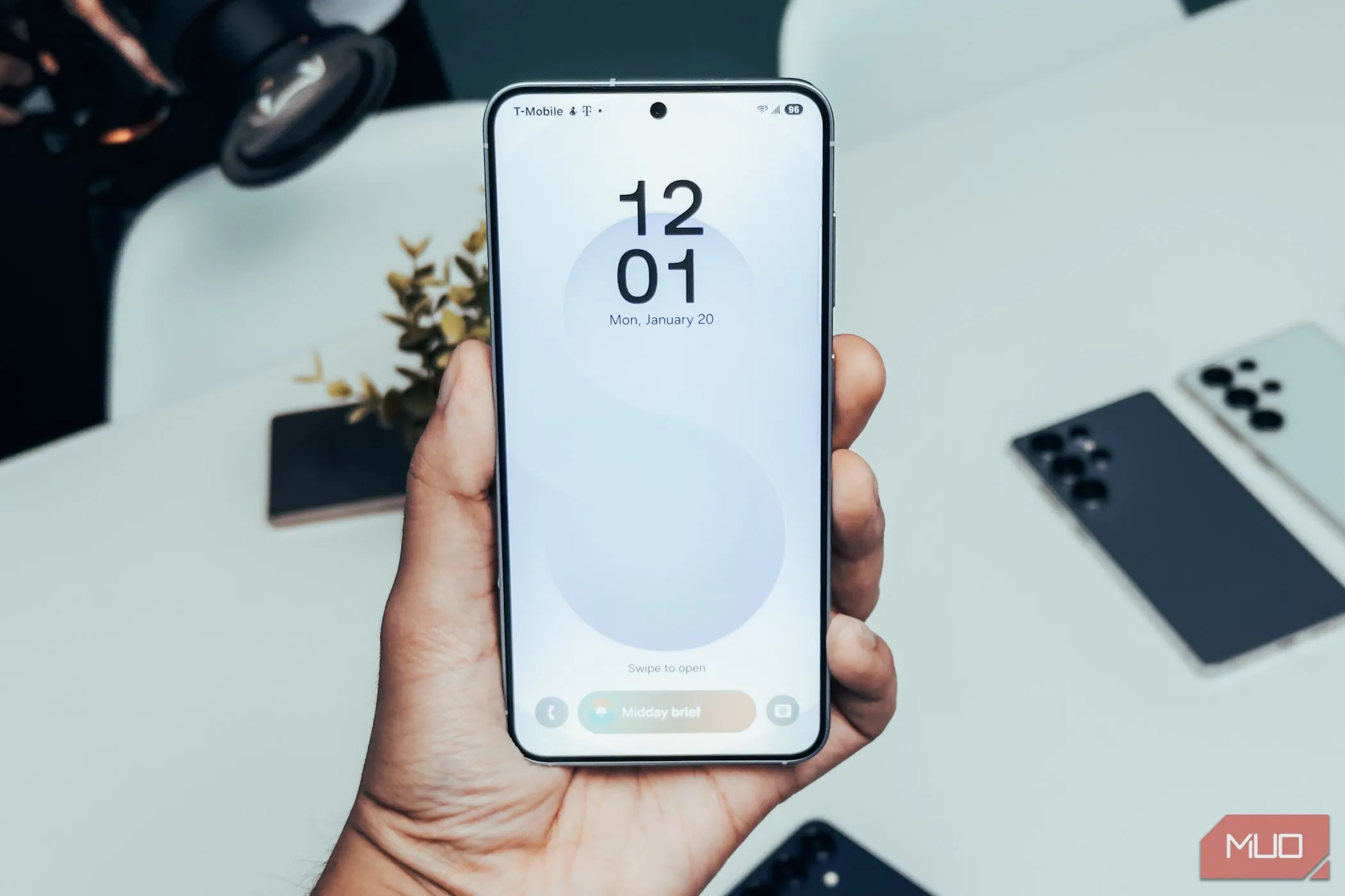 Màn hình khóa Samsung Galaxy S25 hiển thị tính năng Now Brief trên tay người dùng