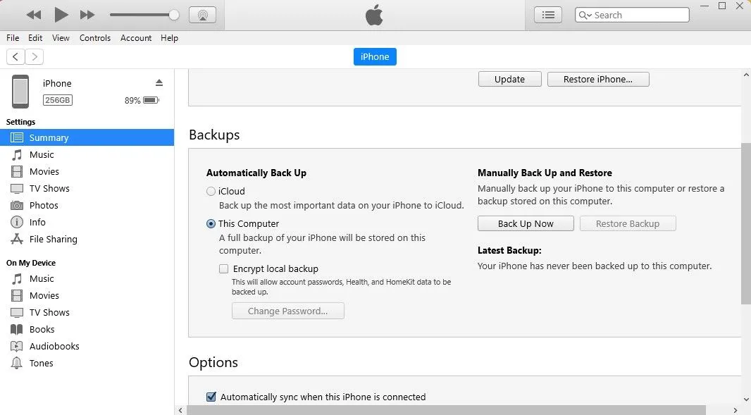 Màn hình khôi phục bản sao lưu trên iTunes, minh họa quá trình chuyển dữ liệu iPhone.