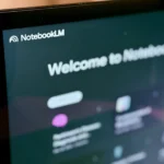 Màn hình laptop hiển thị giao diện của NotebookLM, công cụ AI hỗ trợ học tập