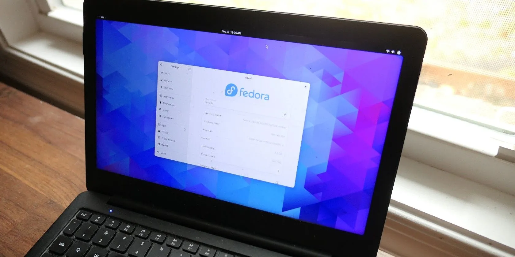 Màn hình laptop Star Labs Star Lite MKIV hiển thị giao diện Fedora Silverblue với hình nền thiên nhiên
