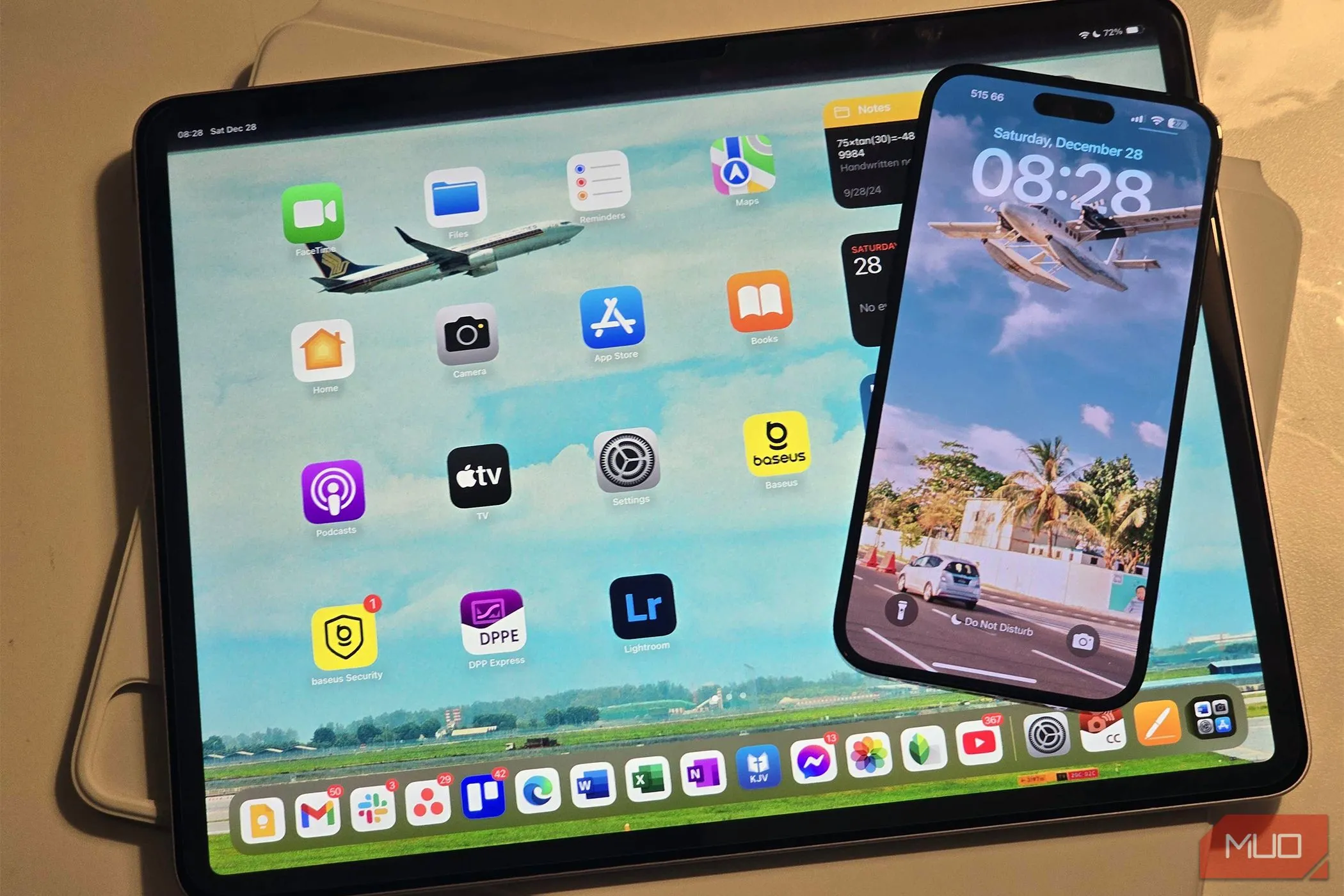 Màn hình lớn 13 inch của iPad Air nổi bật khi đặt cạnh iPhone 14 Pro Max