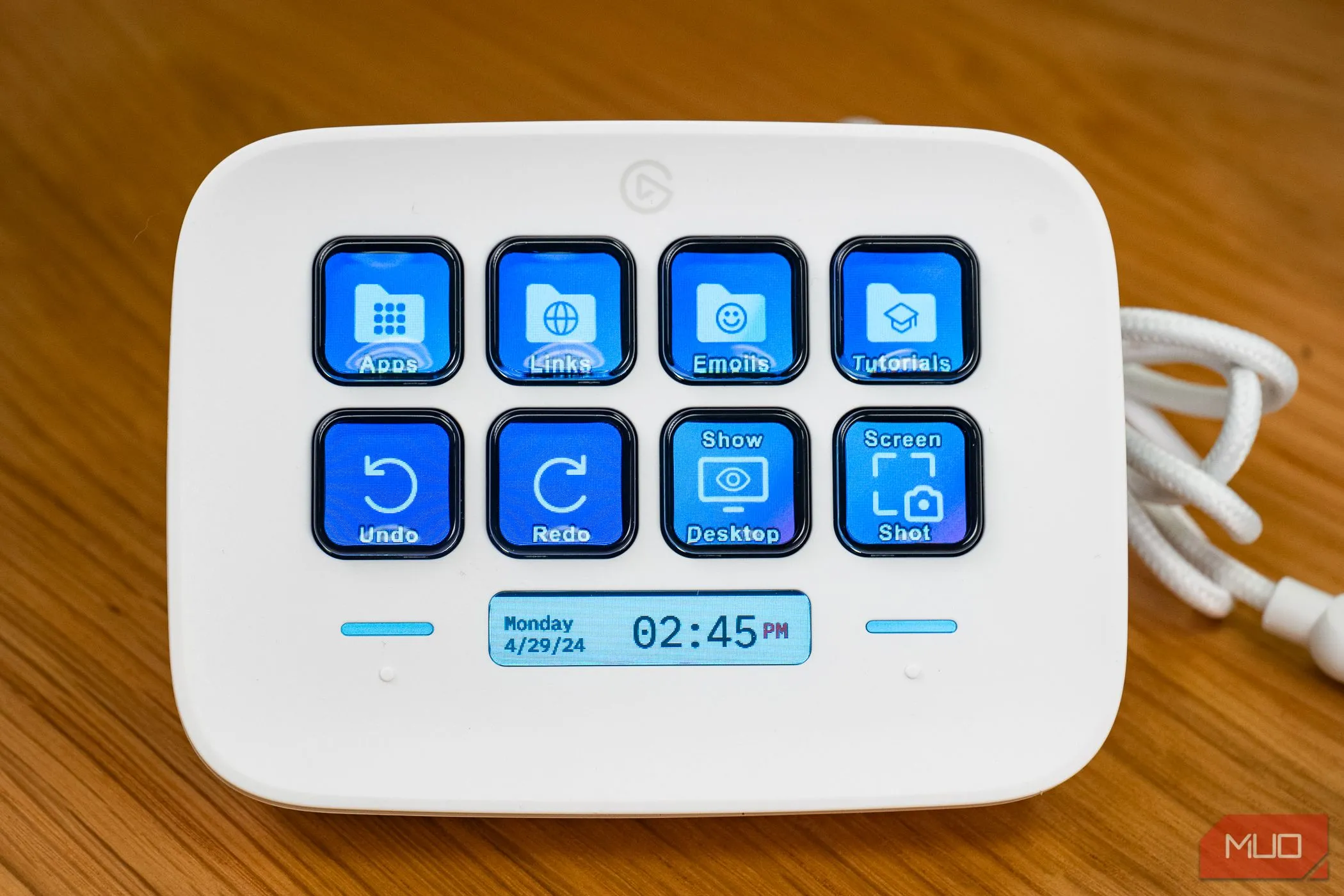 Màn hình mặc định của Elgato Stream Deck Neo với các biểu tượng chức năng cơ bản, thể hiện sự tiện lợi của thiết bị phím tắt.