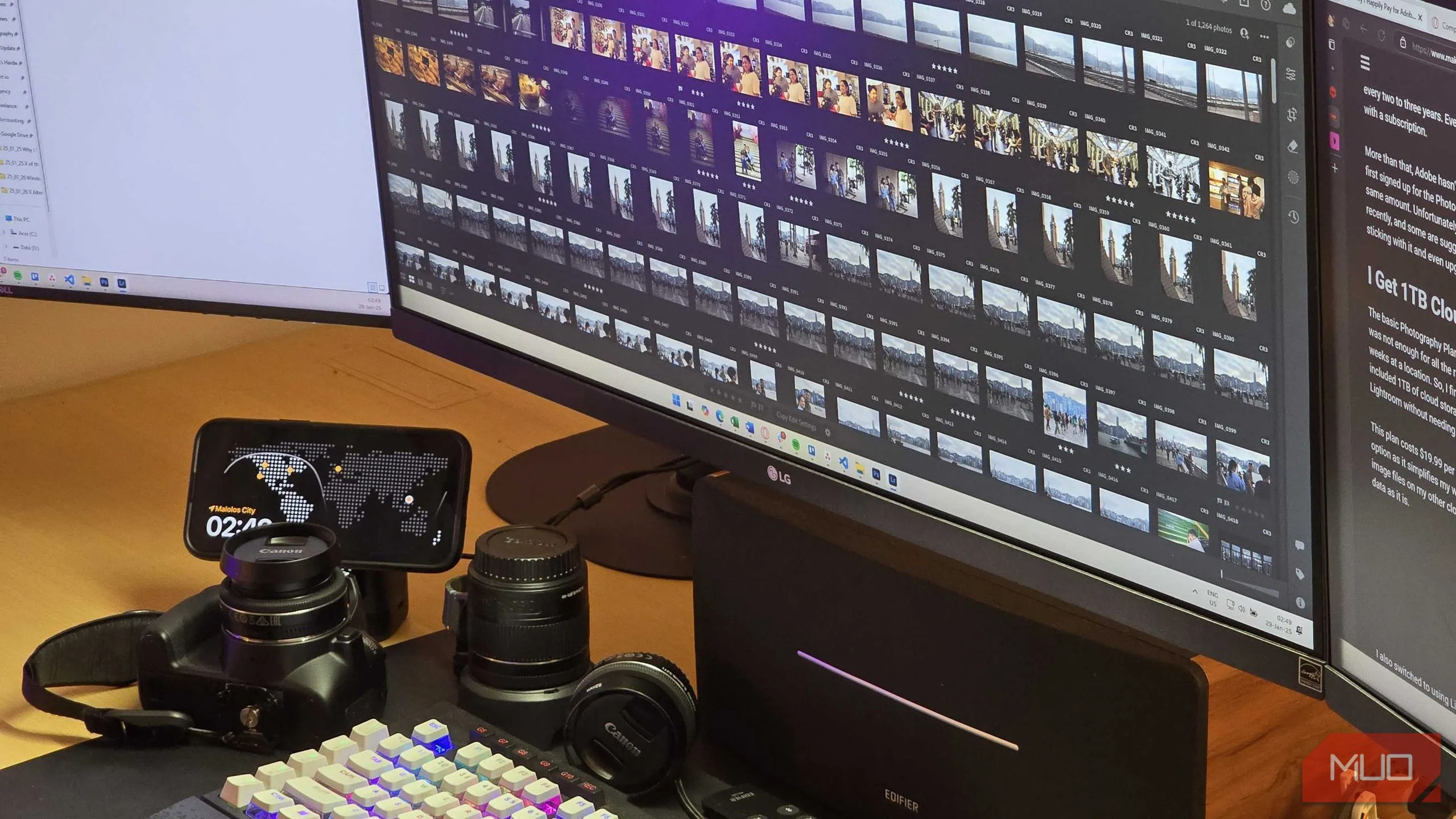 Màn hình máy tính hiển thị giao diện Adobe Lightroom với thư viện ảnh lớn, tượng trưng cho việc quản lý ảnh hiệu quả với 1TB lưu trữ đám mây