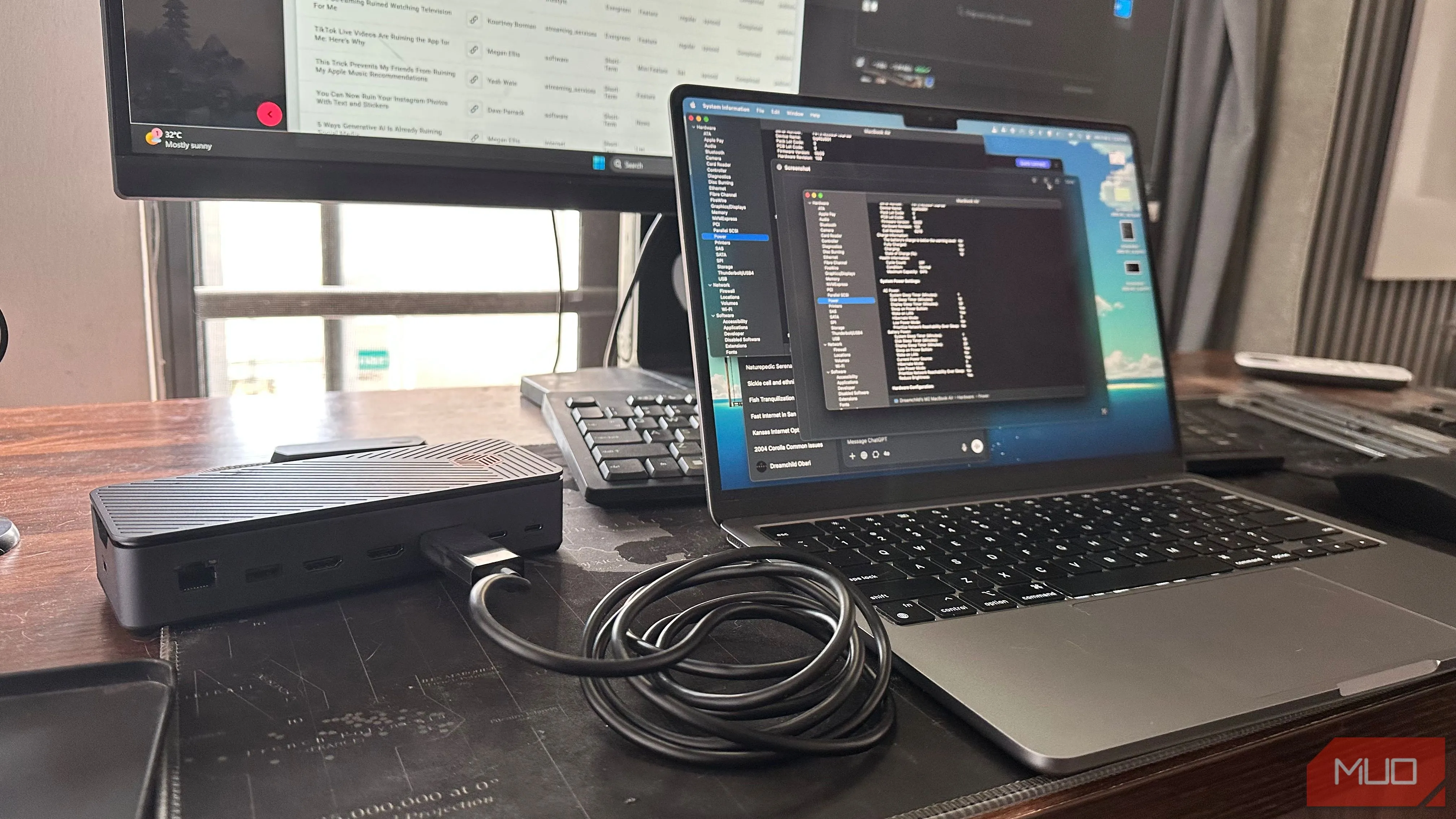 Màn hình ngoài và MacBook kết nối qua hub