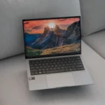 Màn hình OLED của ASUS Zenbook S 13 hiển thị sắc đen sâu, tăng cường độ tương phản hình ảnh sống động.