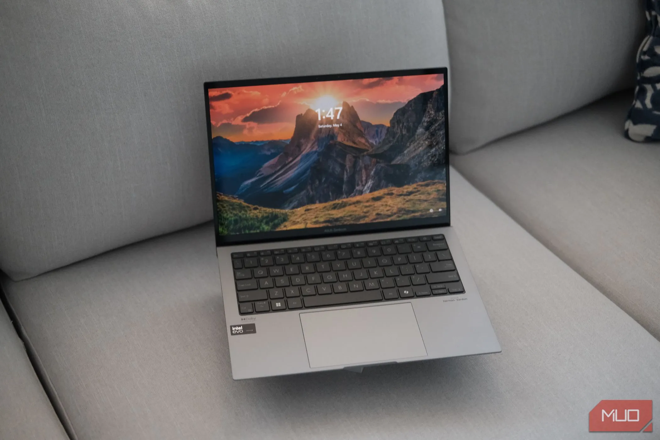 Màn hình OLED của ASUS Zenbook S 13 hiển thị sắc đen sâu, tăng cường độ tương phản hình ảnh sống động.