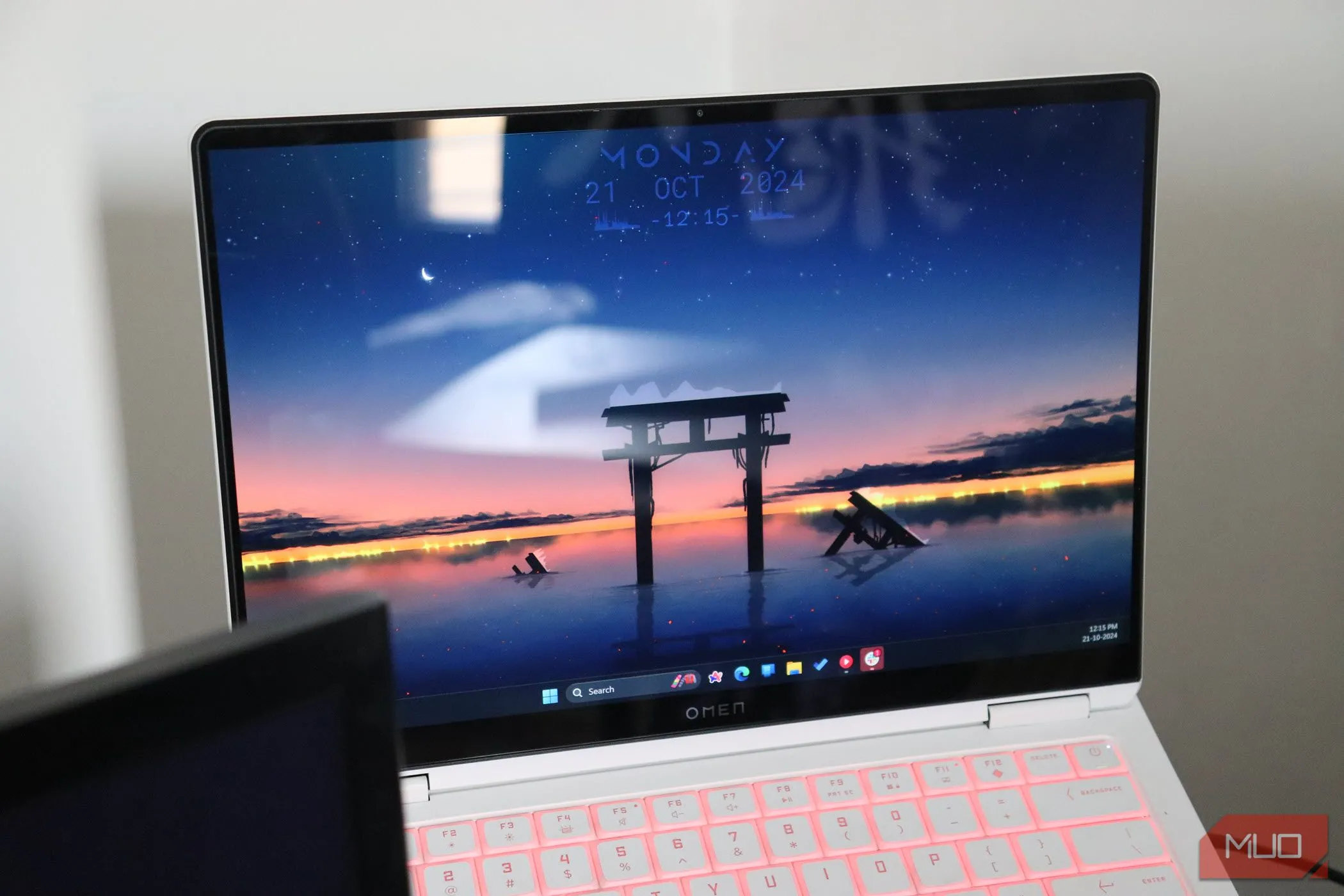 Màn hình OLED trên laptop HP Omen Transcend 14 đảm bảo màu sắc chuẩn xác từ nhiều góc nhìn khác nhau.