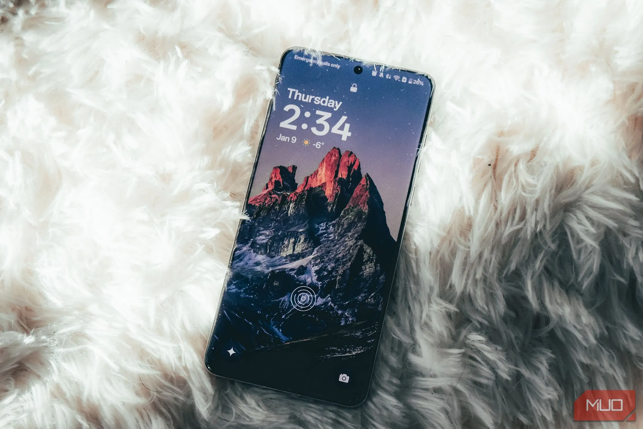 Màn hình OnePlus 13 bật sáng trên nền thảm trắng, nổi bật độ sắc nét và màu sắc