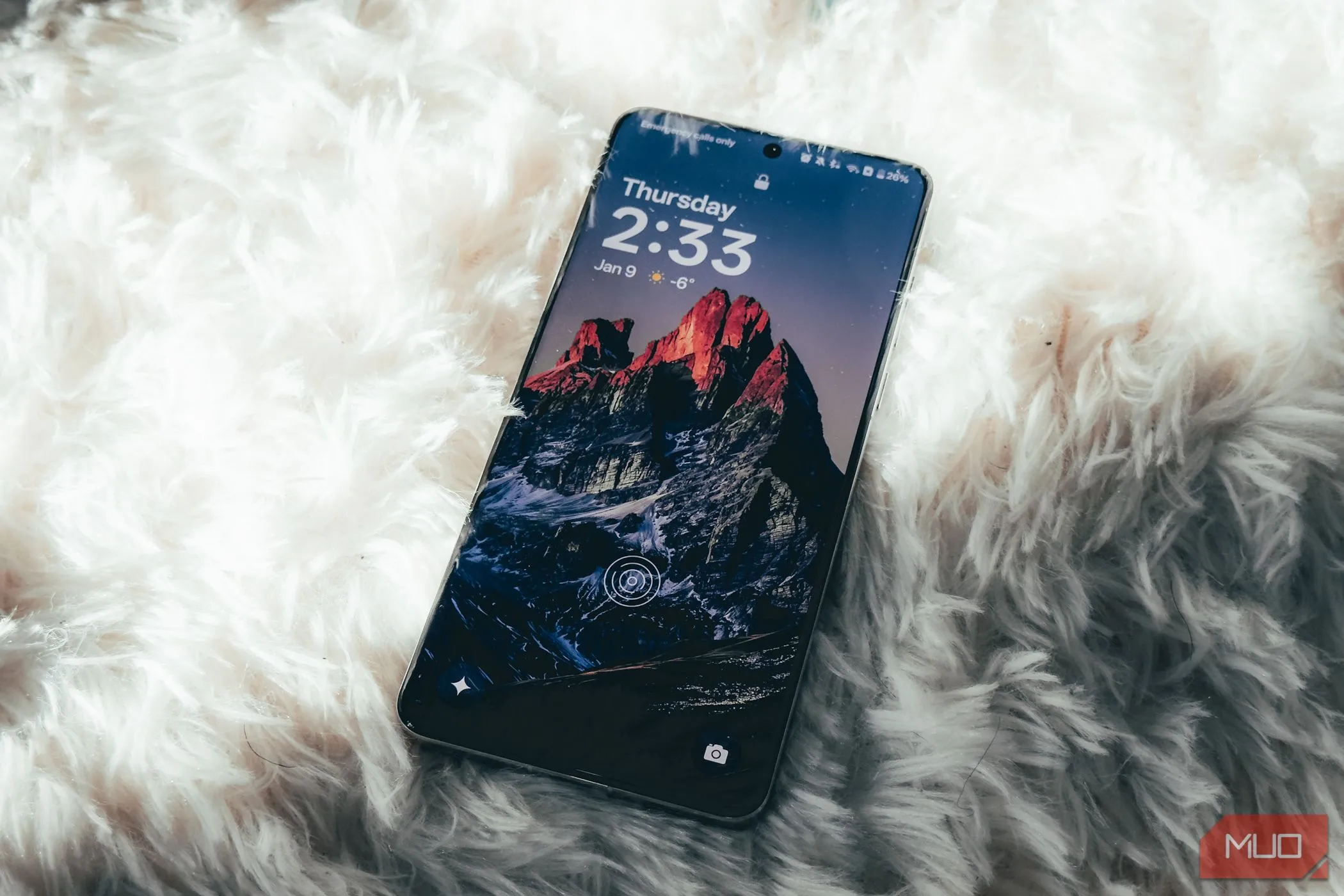 Màn hình OnePlus 13 hiển thị nội dung sống động, minh họa hiệu năng mượt mà