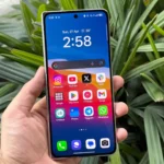 Màn hình phụ bên ngoài của điện thoại gập OPPO Find N5 với tỷ lệ thân thiện, hiển thị thông tin rõ ràng.