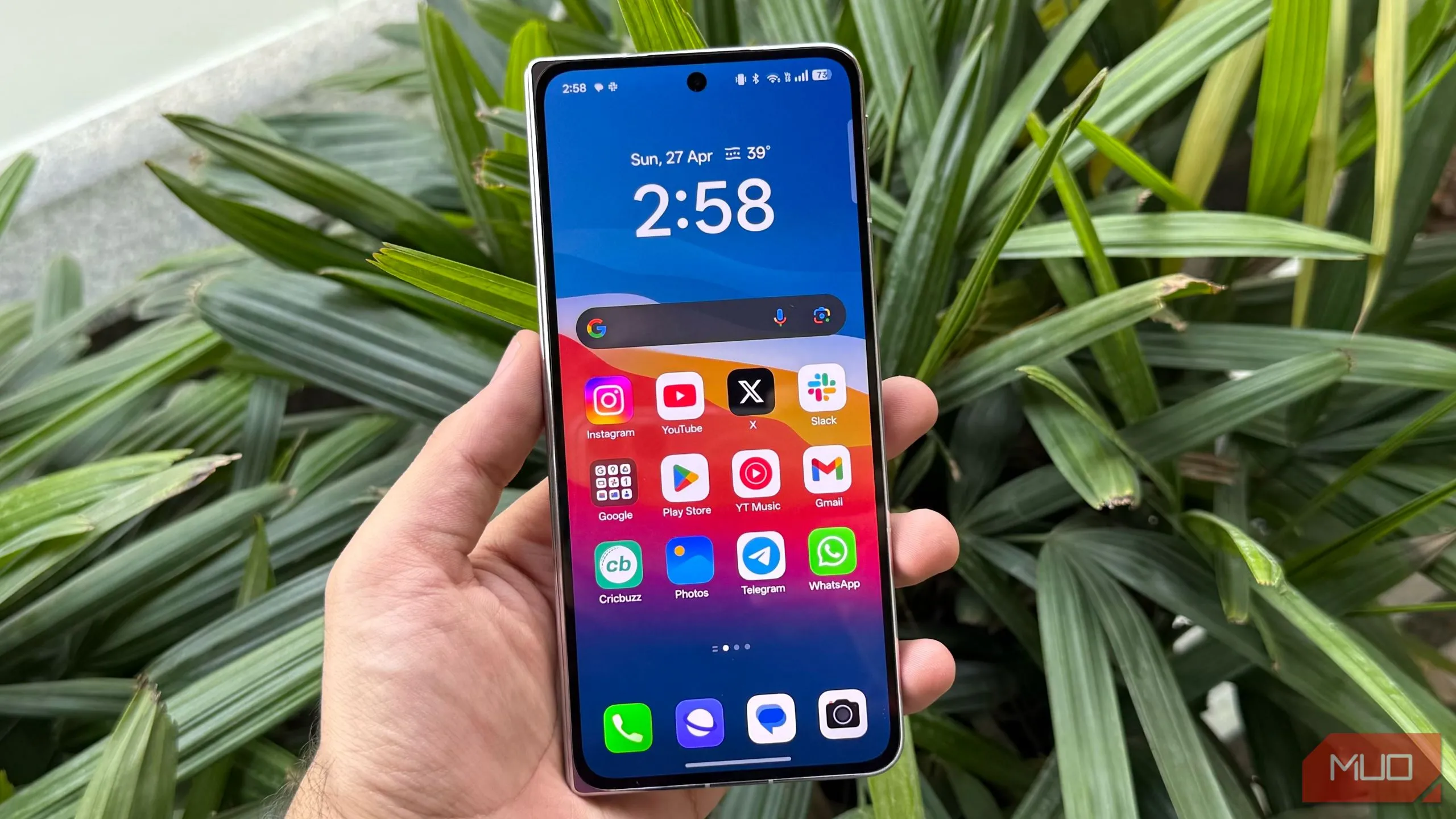 Màn hình phụ bên ngoài của điện thoại gập OPPO Find N5 với tỷ lệ thân thiện, hiển thị thông tin rõ ràng.