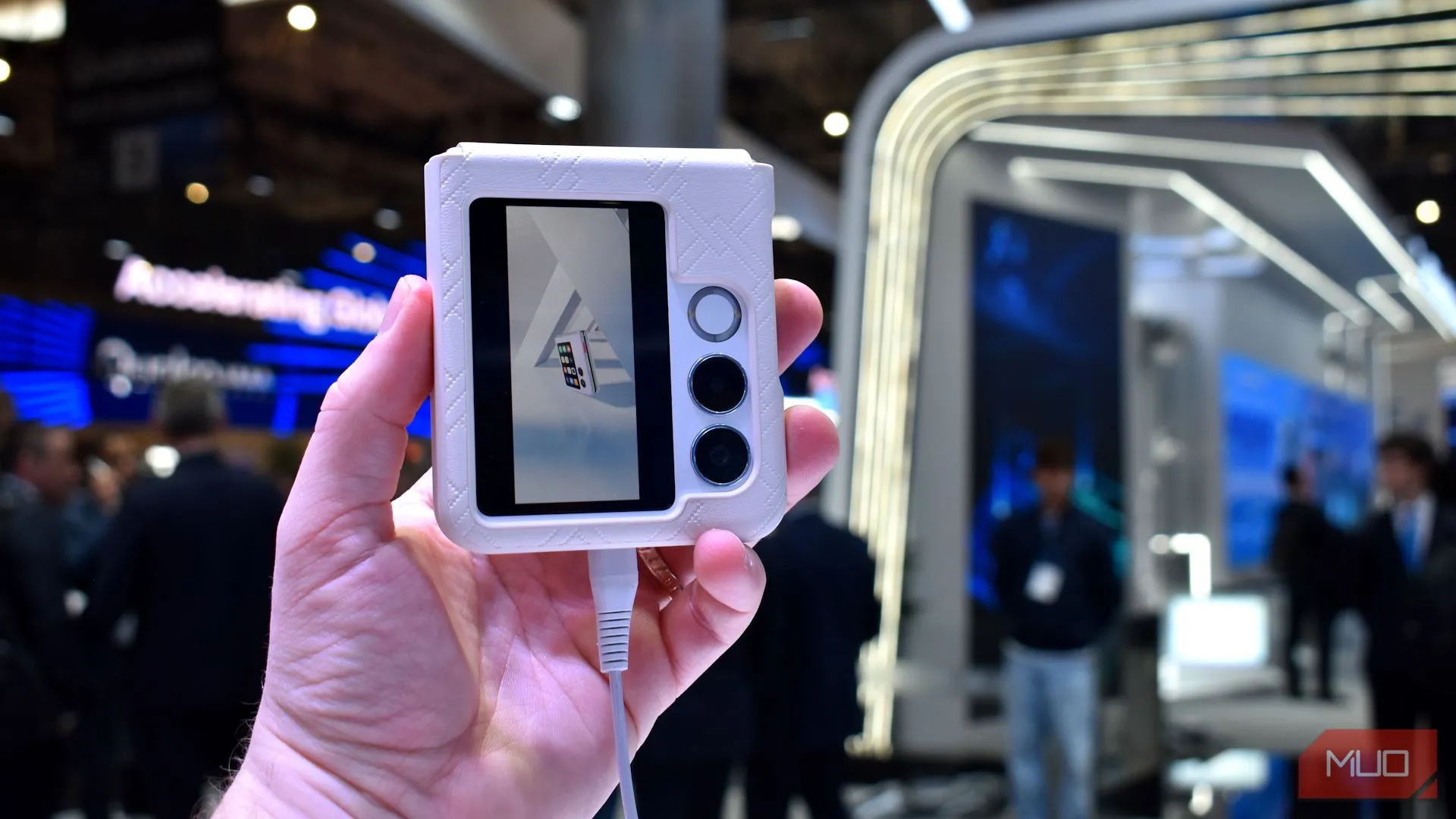 Màn hình phụ mặt trước của Nubia Flip 2 khi gập tại MWC 2025